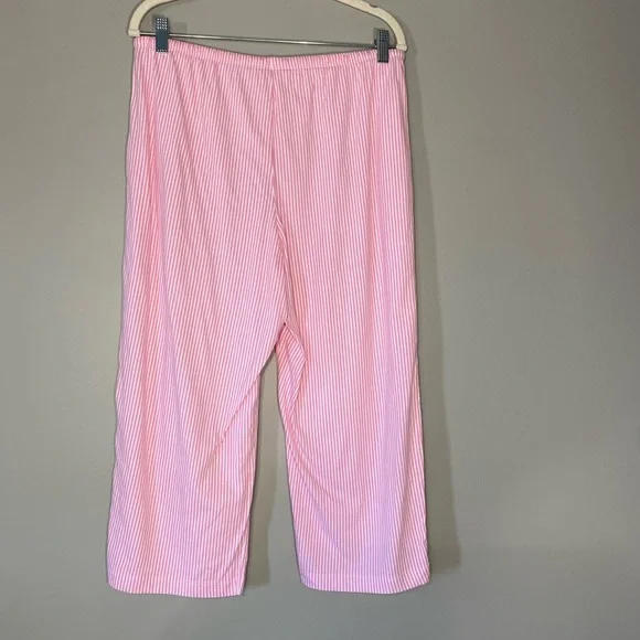 SOLD ❤️Lauren Ralph Lauren
Ladies M Capri Pajamas Set
Monogram pocket
Pink - Picture 7 of 8